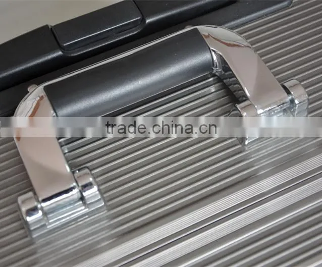 Aluminum Carrying Case with Wheels