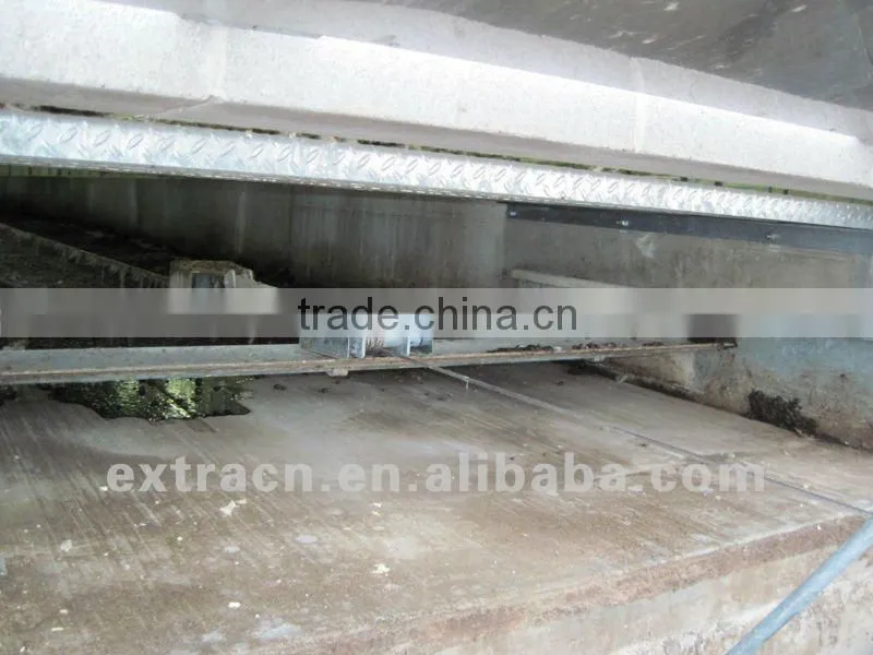 Manure scrapper for pig and rabbit farm