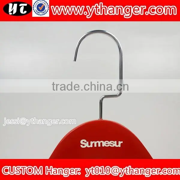 YY0514 red wooden clothes hanger with bar non-slip wooden suit hanger with logo