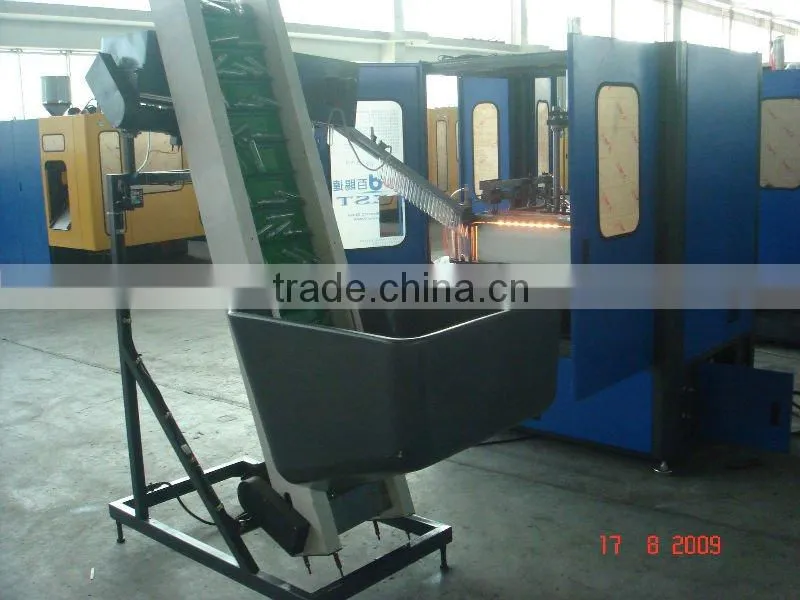 Automatic lineal PET blow moulding machine