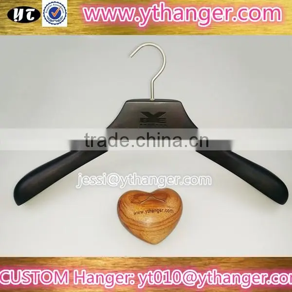 YY0532 factory deluxe brown wooden suit hanger with gold logo