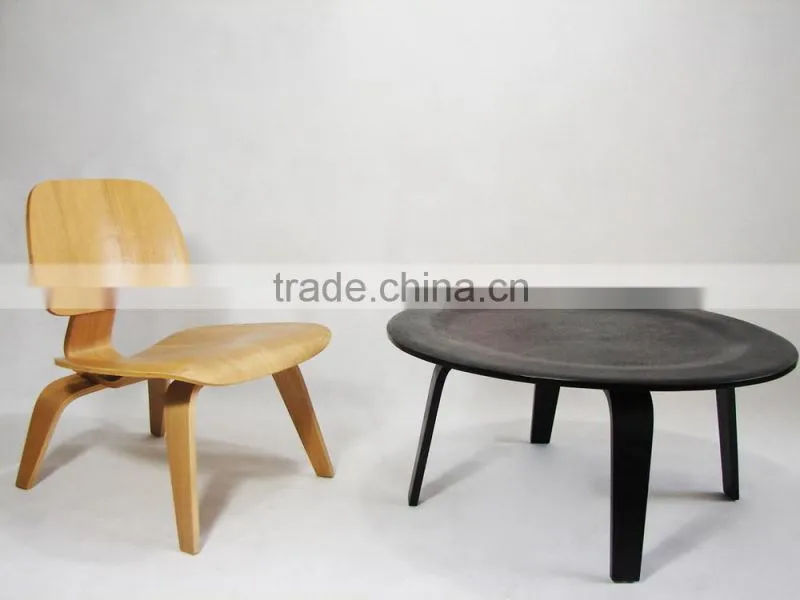 Wooden round table with four legs