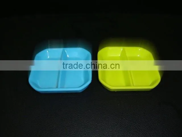 White round melamine saucer with logo inside