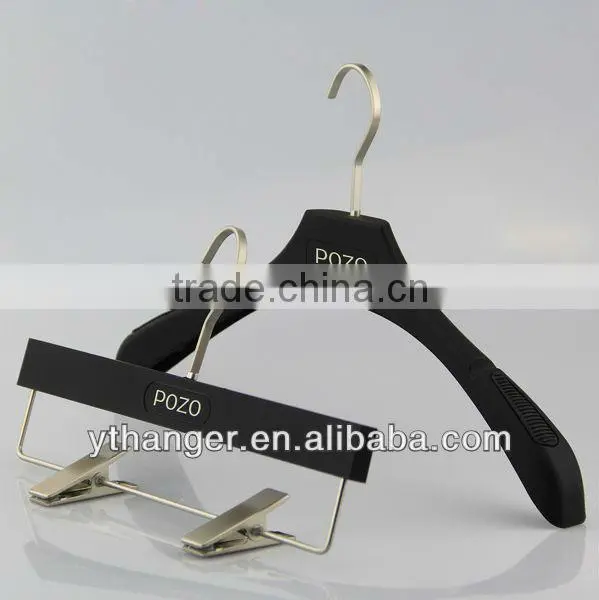 RMS001 black coats hangers plastic hangers with cross bar