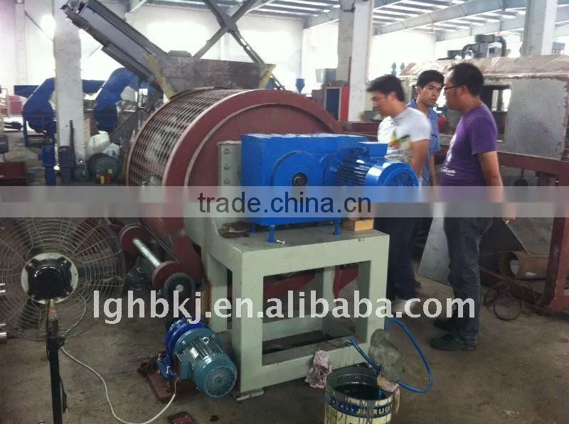 Rolling feeding shredder