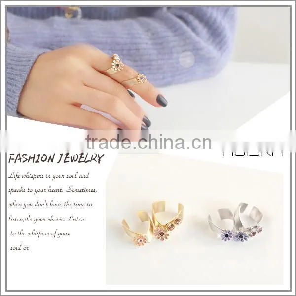 V Shaped Arrow Crystal Small Flower Ring