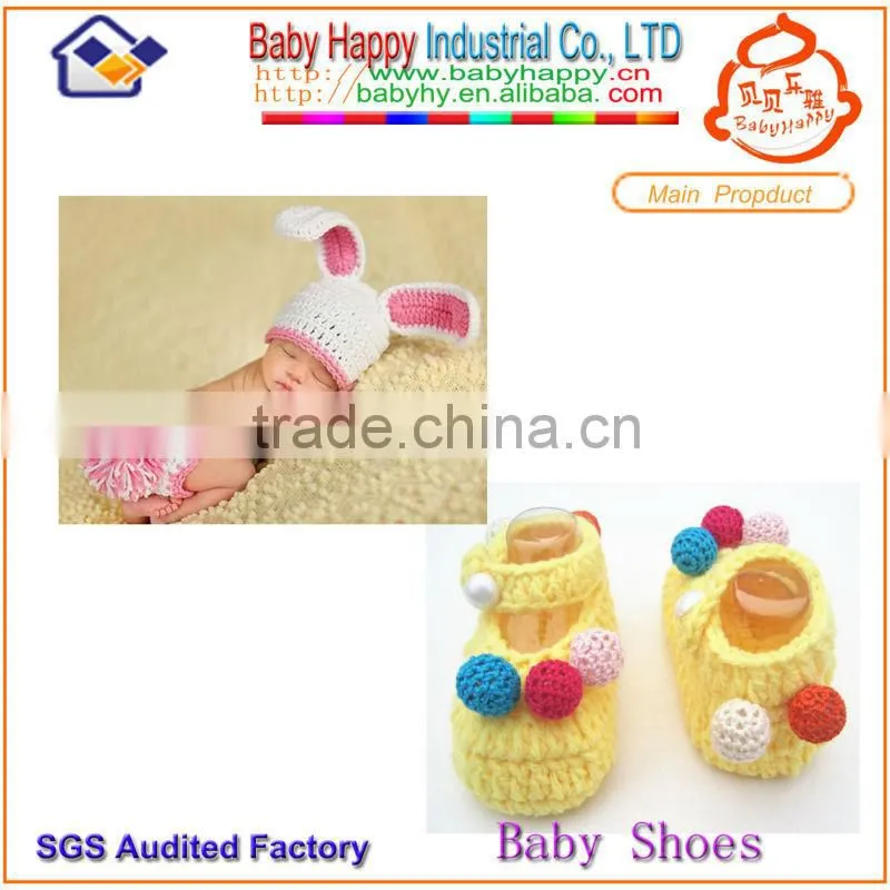 knit shoes upper and woolen hat