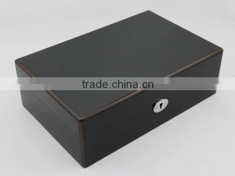 Luxury classice wooden jewelry box with key lock