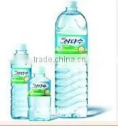 Automatic vertical labeling machine for round bottles