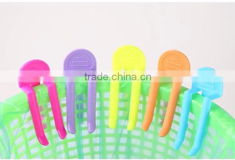 Plastic garbage bag non slip clip