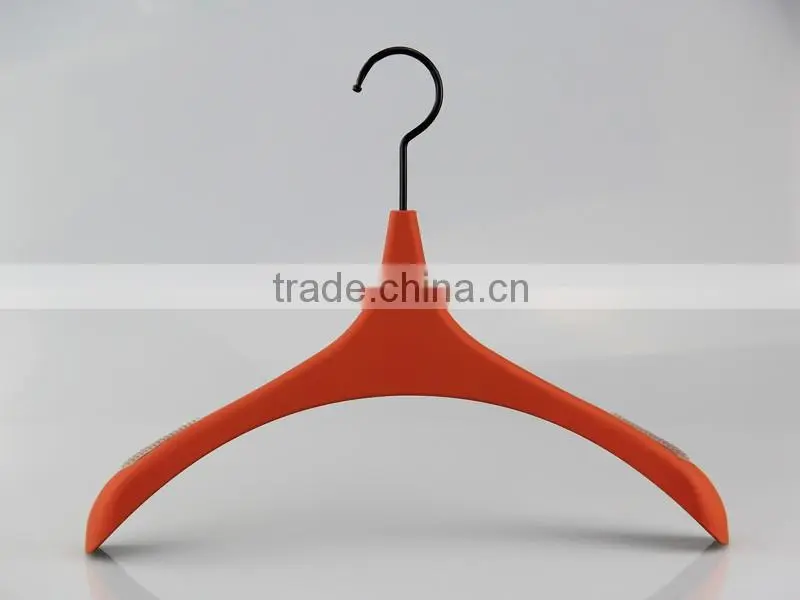 HA6865 plastic hanger with antislip strip rubber coated coat hanger