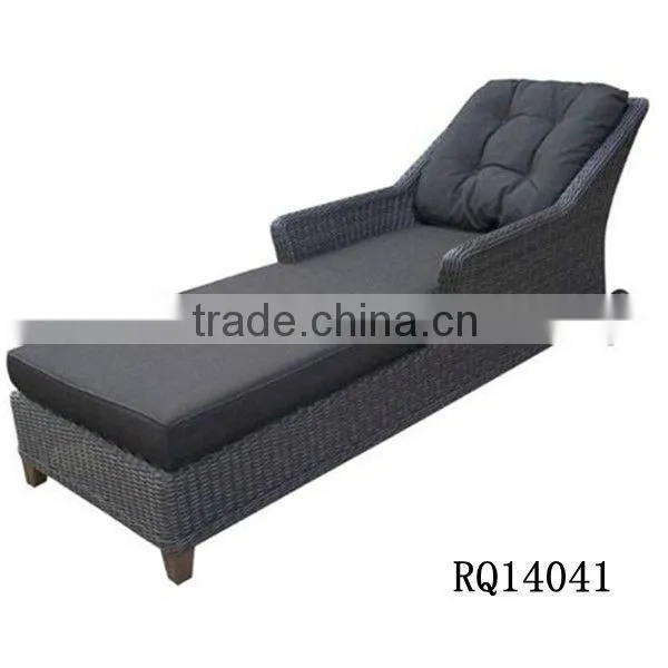 2014 Rattan Lounger With Wheels