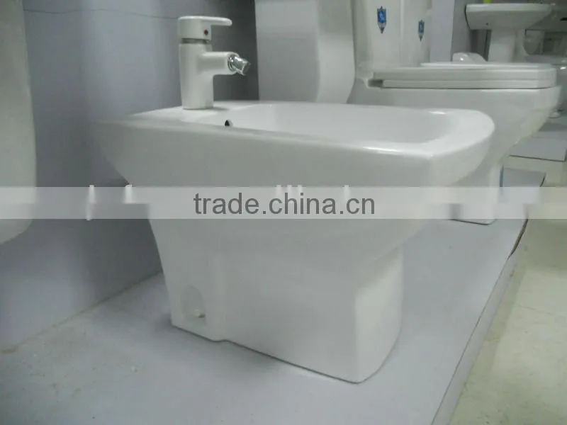 4720 Modern hot selling white color ceramic bidet
