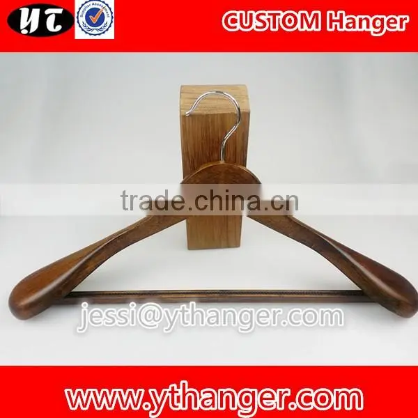 YY0535 bulk hotel luxury wood coat hangers wide shoulder shuit hanger