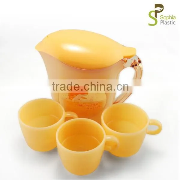 1.1 L plastic pitcher with cups