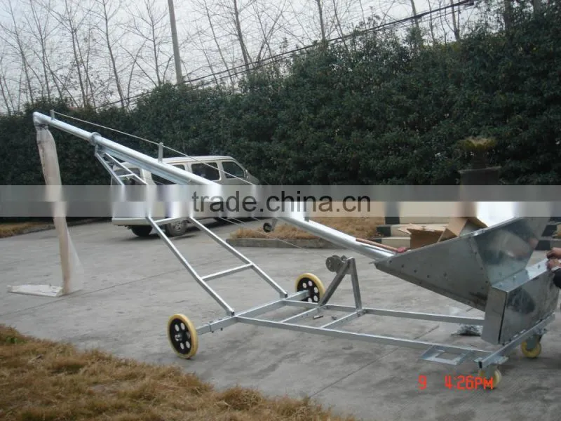 Rigid screw conveyor for feed