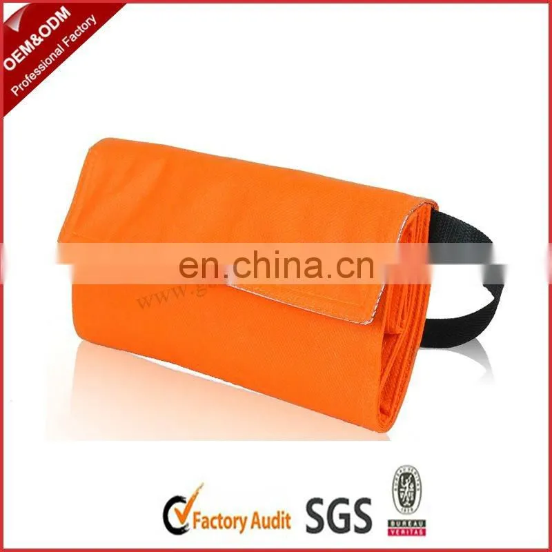 Foldable insulated bag for frozen food with black handle