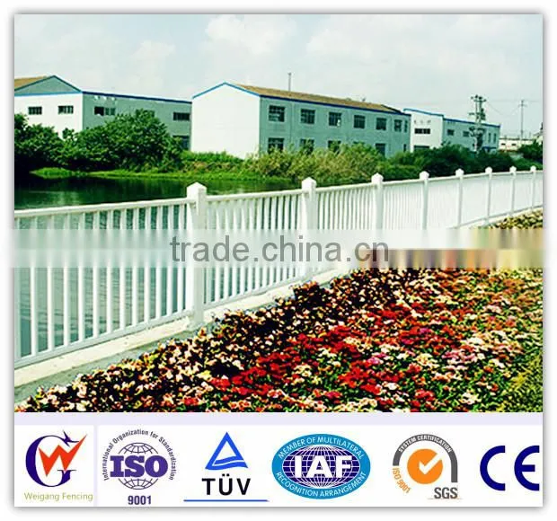 Maintenance free road divider/road guardrail