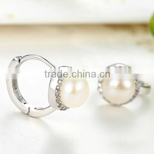 lady's Delicate pearl earrings elegant cuff earrings with rhinestone