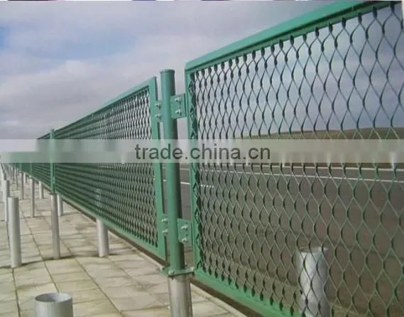 Expanded mesh fence