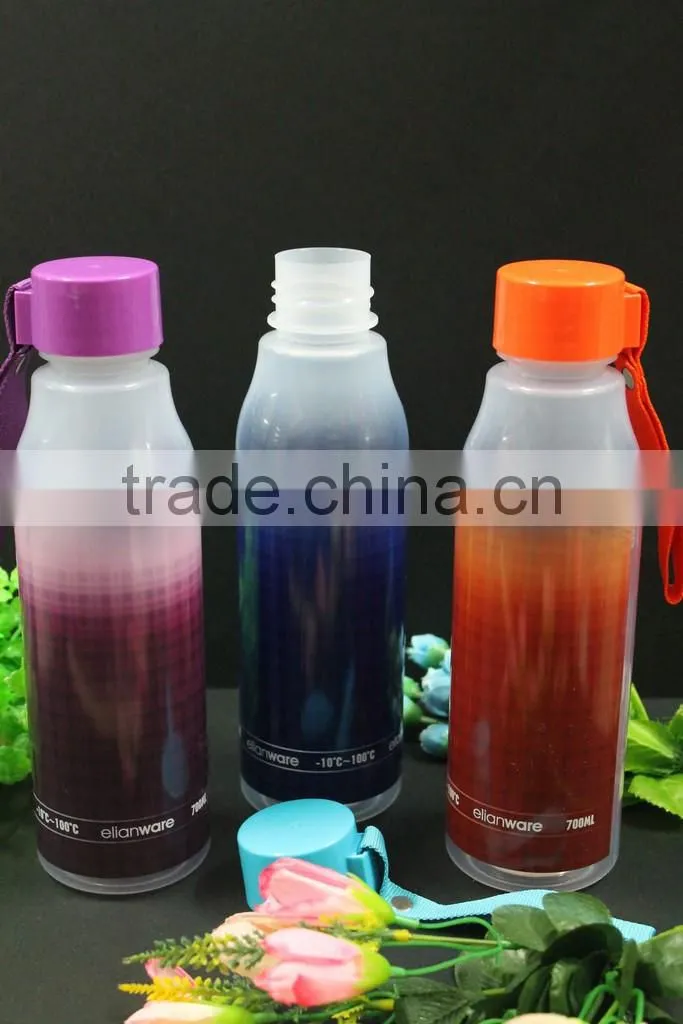 Colorful plastic water tumblers with lid and handle/ travel plastic 700ml colorful tumbler with handle and lid. BPA FREE!