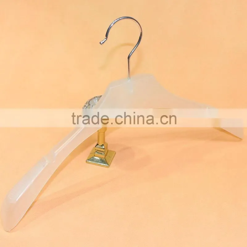 2015 High quality pure colour plastic clothing rack for cloth display