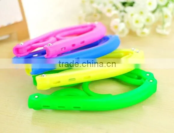 New Non Slip Hanger Portable Travel Plastic Shirt Clothing Holder Folding