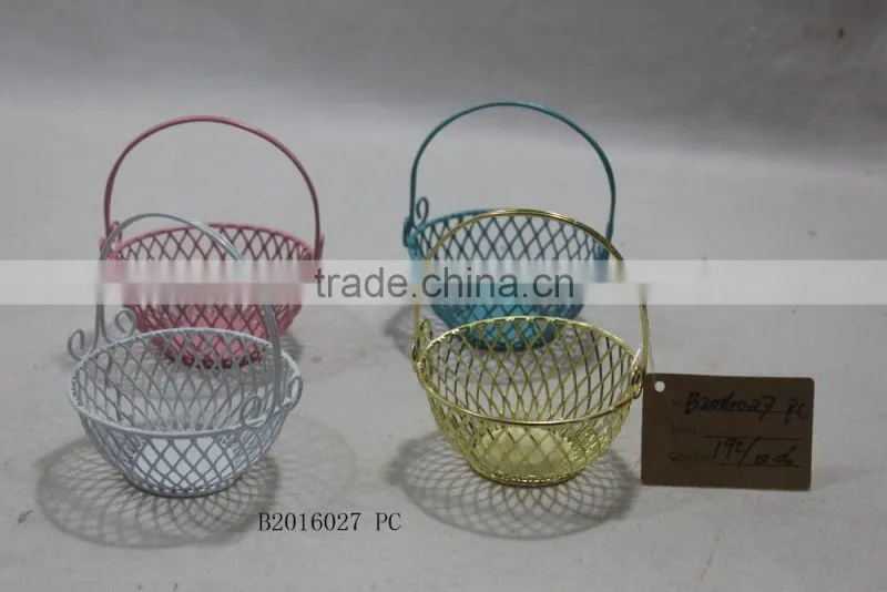 Round metal gift basket with a handle for wedding decoration