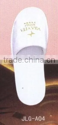 white disposable hotel slipper with embroideried customized logo