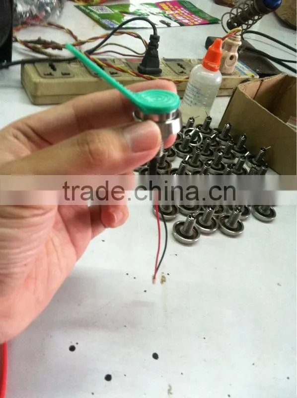 Solid metal read/write panel-mount probe with magnetic