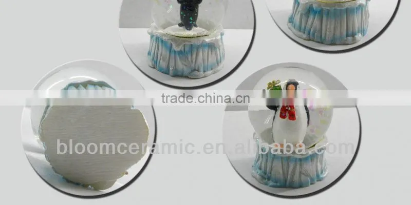 2014 High quality penguin water globe