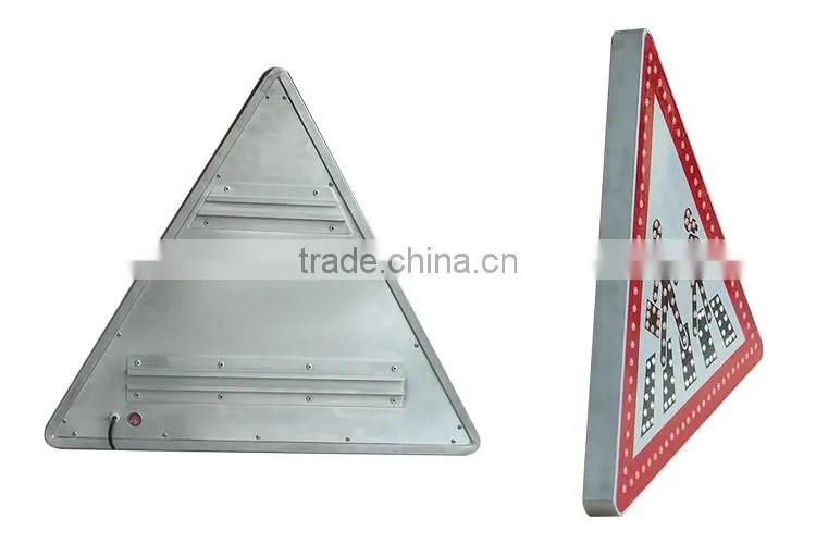 Solar powered road traffic led traffic warning light