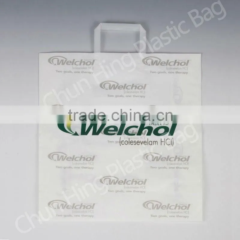 Plastic shopping bag with softloop handle