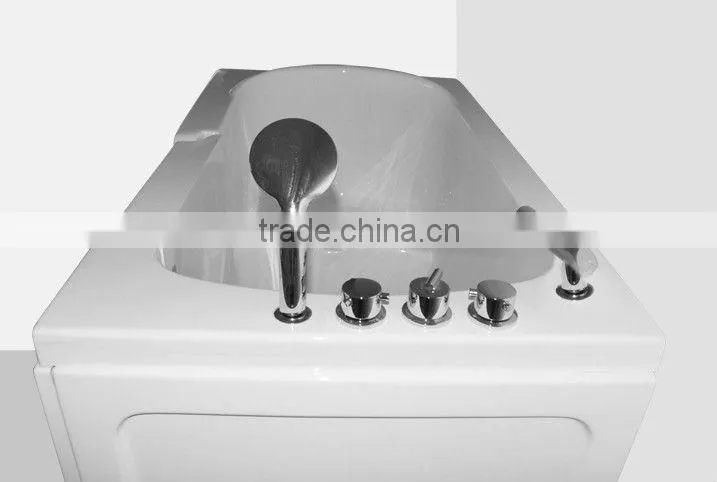 White Acrylic Walk in Bathtub for the Elderly