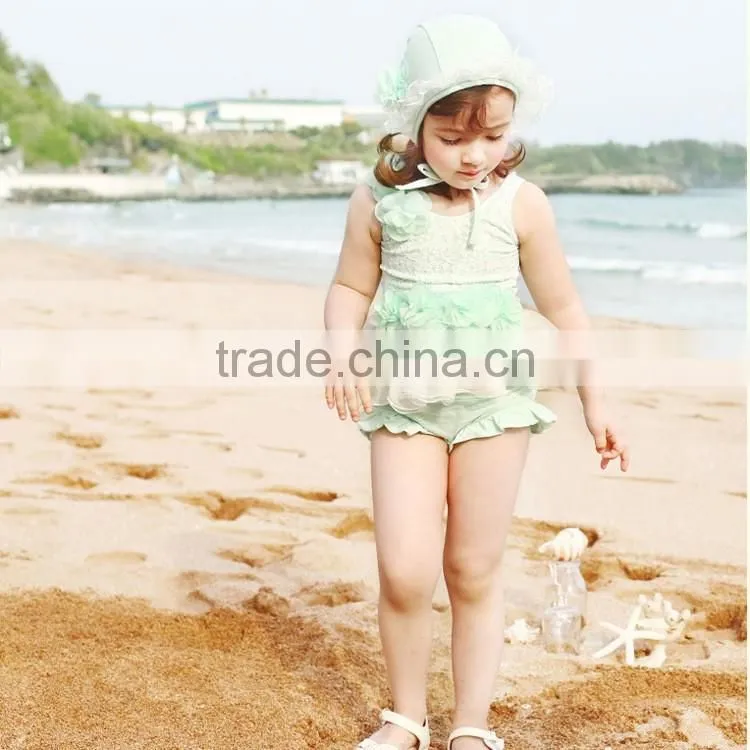 The new children's swimwear girls lace flowers swimwear three-piece swimsuit with swimming cap