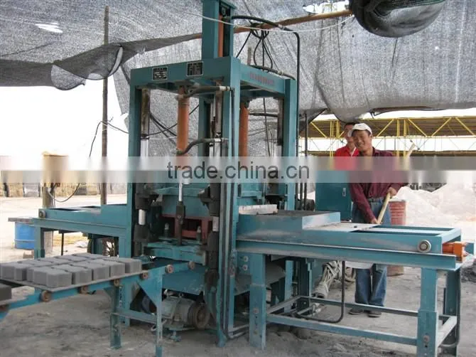 Semi-automatic concrete paving stone machine