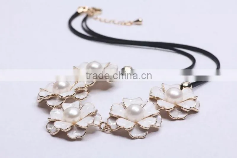 2016 elegant 9-10mm freshwater pearl flower necklace
