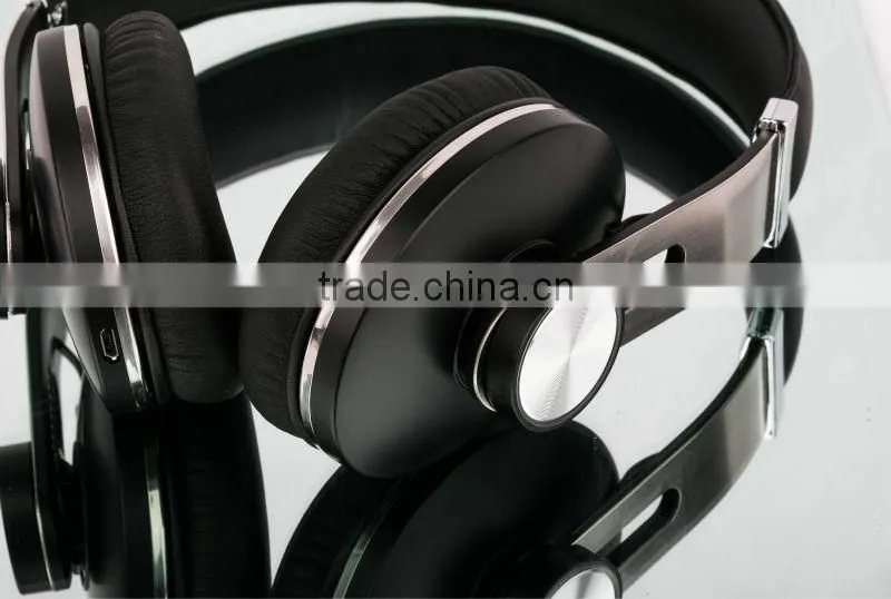 Stereo wireless earphone with mic
