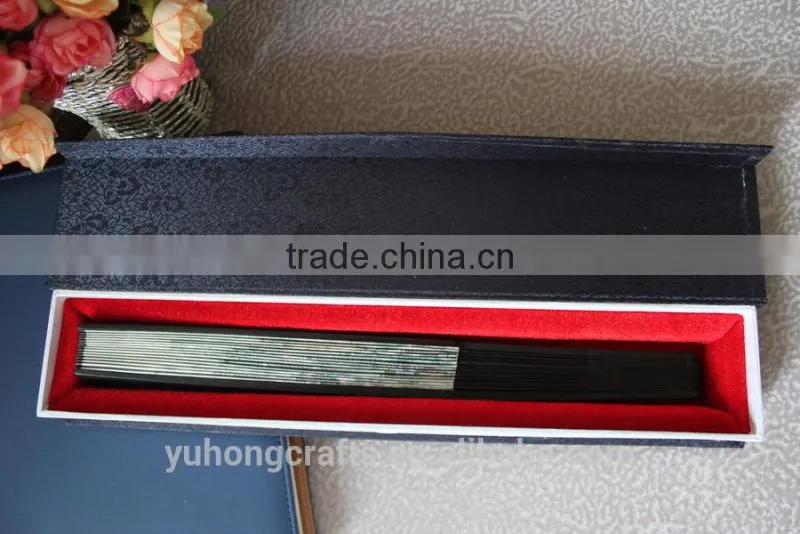 Elegant Chinese silk hand fan box