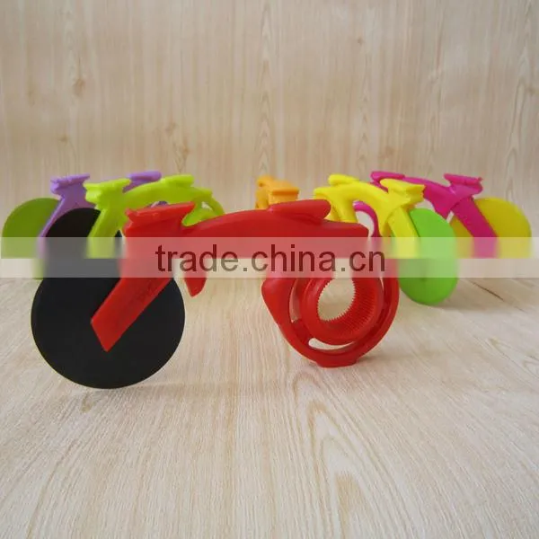 2015 Fashion Bicycle Pizza Knife With Colorful Blade