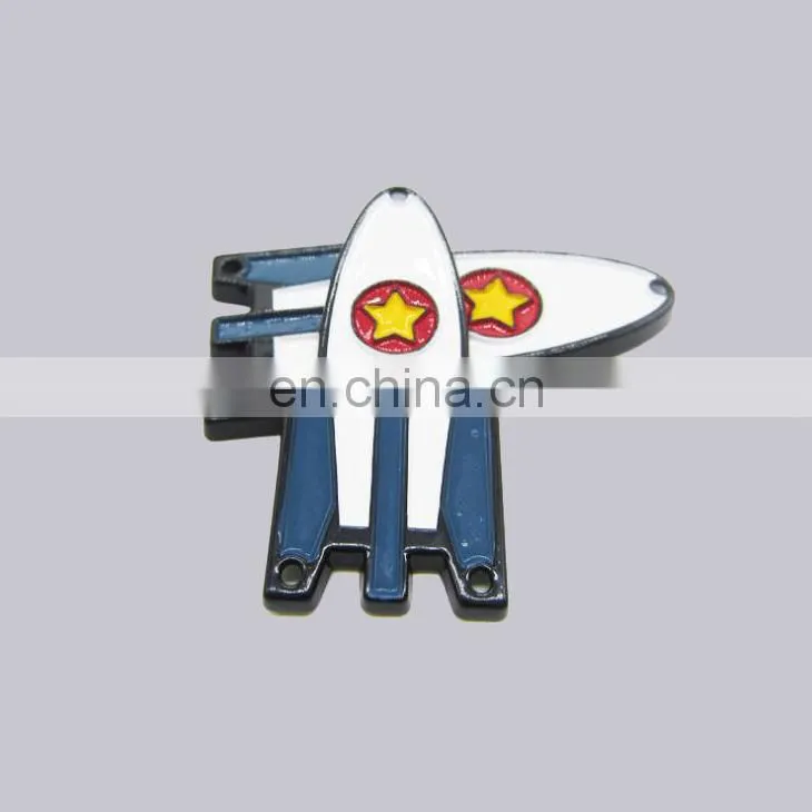 Top Quality Soft Enamel Style And Hand Sewn Type Zinc Alloy Embossed Metal Logo For Hat