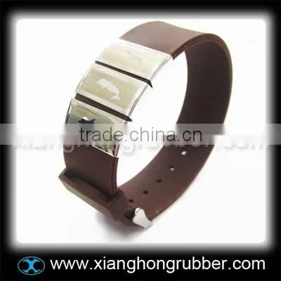 Latest design silicone bracelet with stainless steel accessoire