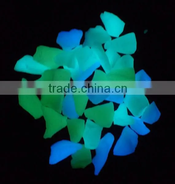 luminous gravel stone in darkness for resin bound