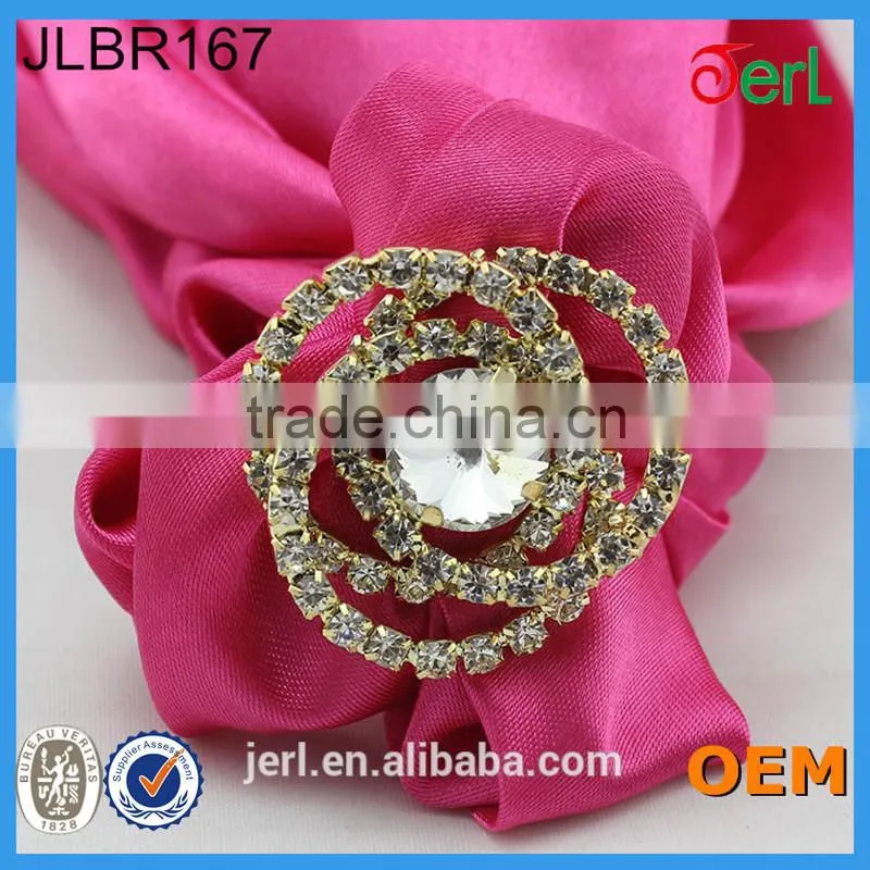 Alibaba China Supplier Beautiful Flower Design Crystal Brooch For Wedding