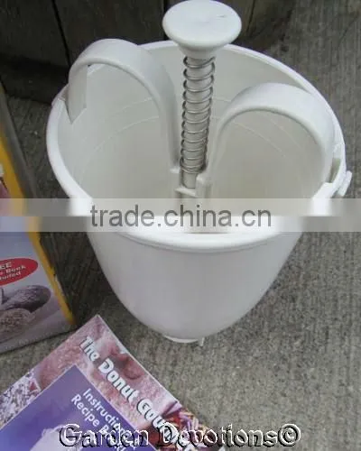HAND HELD AUTOMATIC DONUT MAKER