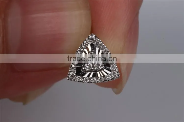 lasest design triangle earrings made of 18 K gold and diamond