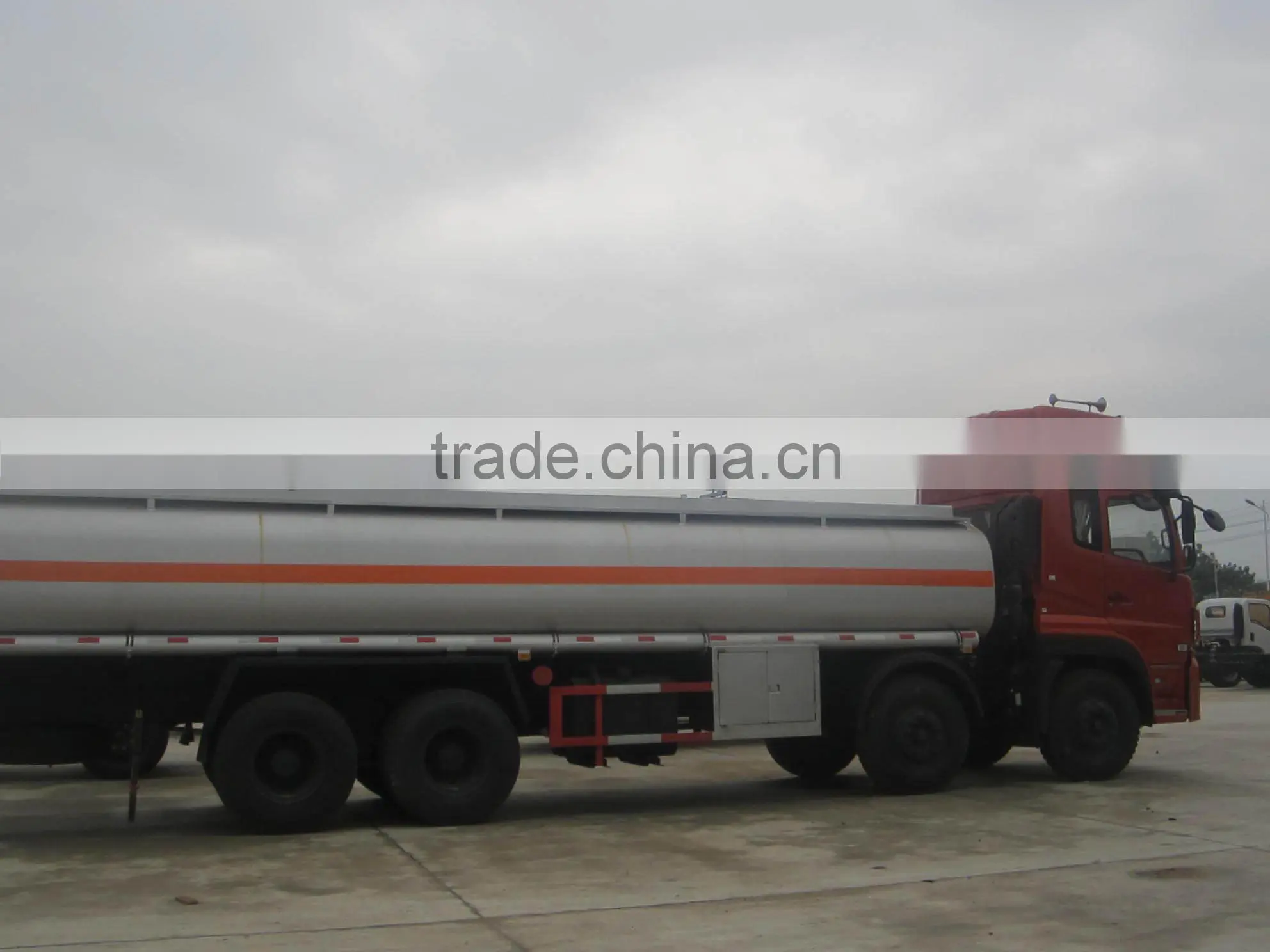 DongFeng 8x4 30000-35000Liters Oil Tank Truck For Sale