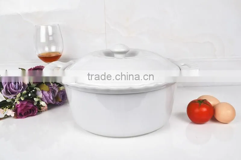 13" Round ceramic bakeware with lid