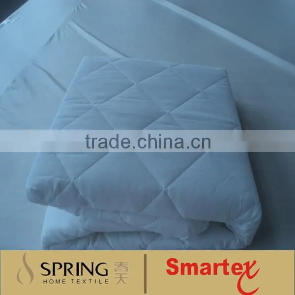 white quilt bed cover