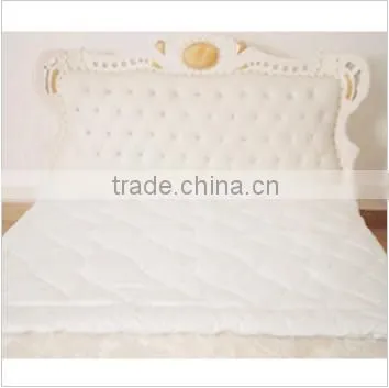 Supersoft breathable beautiful Aloe Vera printed quilt white